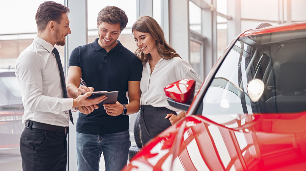 Ondernemer in gesprek over leaseopties in autoshowroom