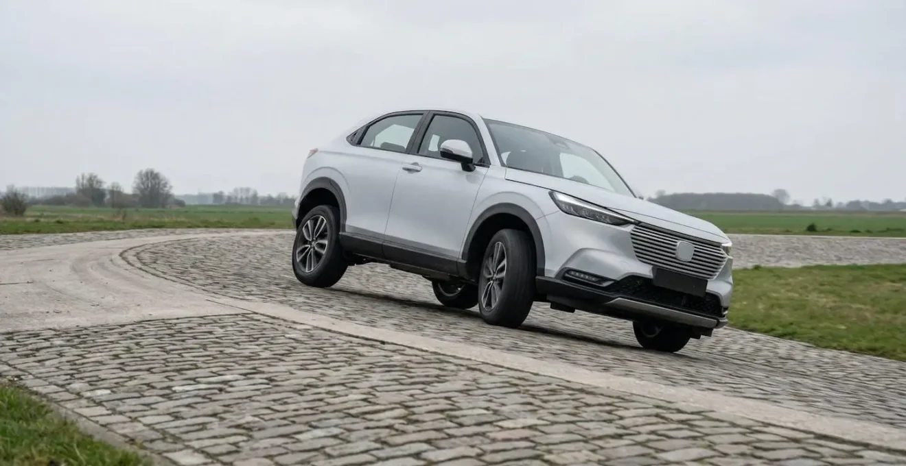 Technische doorsnede van een crossover die het hogere zwaartepunt en stijvere vering toont