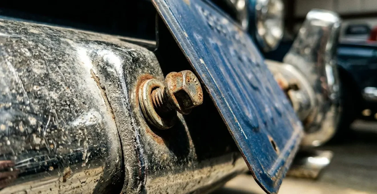 Close-up van een authentieke donkerblauwe kentekenplaat op een klassieke auto