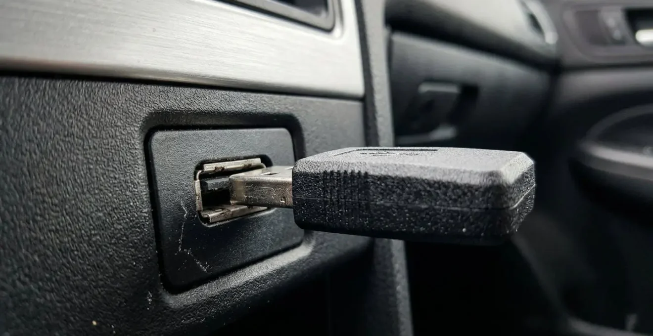 Close-up van auto dashboard met draadloze adapter geïnstalleerd