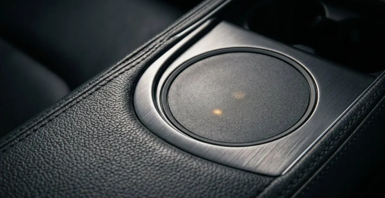 Close-up van een draadloze lader onzichtbaar geïntegreerd in auto middenconsole
