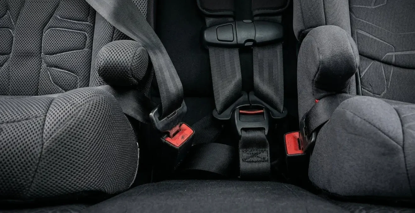 Drie kinderstoeltjes naast elkaar op achterbank van stationwagen