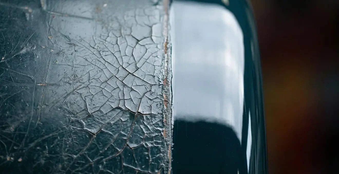 Close-up van originele lak met patina naast gerestaureerd paneel